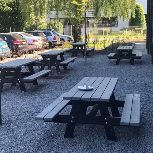 Vijf onderhoudsvrije kunststof picknicksets Oslo geplaatst bij De Vries Trappen in Heerenveen